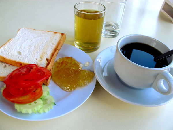 Chumponin hotellissani hintaan kuului aamiainen. Harmillisesti thairuoat eivät olleet vegaanisia, joten söin todella ankeasti paahtoleipää marmeladeilla ja kurkulla ja tomaatilla. Juomana krysenteemimehua (kannattaa maistaa kun se on suosittua Aasiassa) ja mustaa kahvia. 