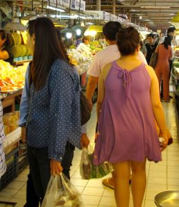 Toisella on hihaton hellemekko ja toisella pitkät housut ja paita. 