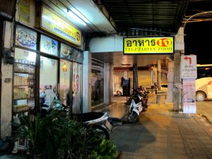 5 Star Jay sijaitsee helposti keskeisten South Pattaya Roadin ja 3rd Pattaya Roadin kulmassa. Tämä on paikoista lähimpänä Walking Streetiä. 