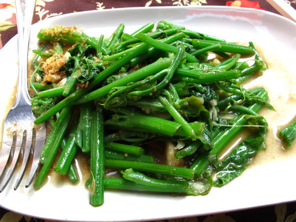 Paistettua vihreää vihannesta Soi Rambutrilla Bangkokin Banglamphussa. Paistettu paksoin tapaan öljyssä valkosipulin ja suolan kera. Maksoi 100 bahtia eli yli 2 euroa. 