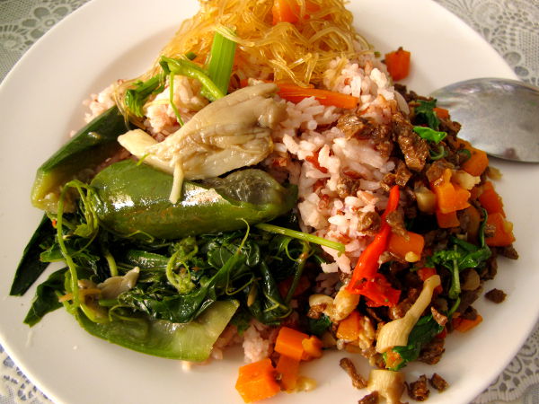 Jomtienin jay-kasvisravintola tarjosi erittäin tavallista jayruokaa. 