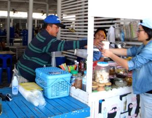 Juomakoju Koh Larnilla. Takana on ruokailuhalli isoille turistiryhmille. 