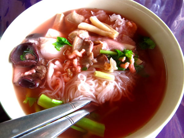 Five Star Jayn kalamainen keitto ei ollut niin hyvin maustettu kuin toinen kokeilemani nuudelikeitto, mutta ihan mielenkiintoinen. 