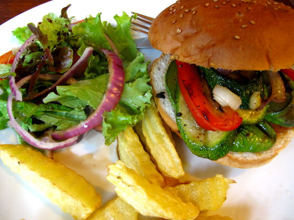 Kasvisburgeri Koh Taon New Heaven -kahvilassa oli onnistuneempi kuin kolmisen vuotta sitten, jolloin pyytämiseni juuston ja majoneesin laittamatta jättämisestä eivät onnistuneet. Nyt onnistui noin 130 bahtin hintaan. Thairuoan mausteisiin tottuneelle tämä oli melko pliisu annos. 