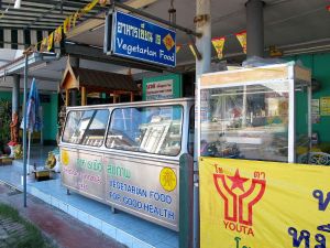 Kitchen Jayn tiski, jolta saa nuudelikeittoa ja ajoissa paikalle tullessa myös perus-jayravintolan buffetruokaa. 