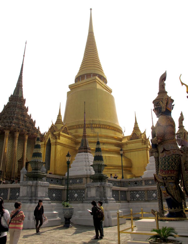 Kultainen chedi, jotka ovat stupia eli tuollaisia  buddhalaisia tornirakennelmia. 
