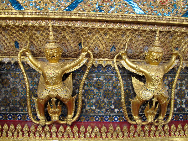 Kultaisia pieniä garudahahmoja. Garuda on lintumainen taruhahmo. 