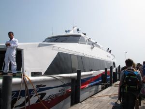 Matkustin Koh Taolle kalleimmalla Lomprayah-lautalla 650 bahtin hintaan. Halvimmat ja kolme kertaa hitaammat yölautat olisivat vain 250 ja 350 bahtia. Niitä käyttämällä säästäisi myös yhden yön majoituksen hinnan. 