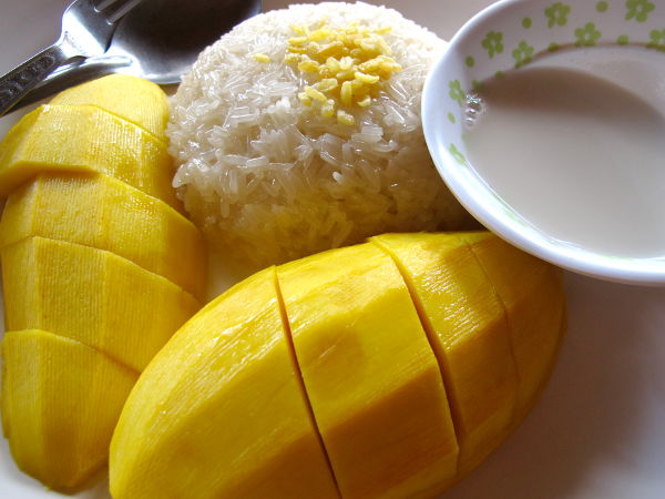 En Thaimaassa aina syö aamiaista, mutta mango sticky rice (khao niu mamuang) on makea tapa aloittaa päivä. Tässä kokonainen mango, tahmeaa riisiä ja kookoskastiketta 100 bahtilla Koh Taolla. Koska ei ollut mangoaika, ei mango ollut niin parasta mitä se voisi olla. 