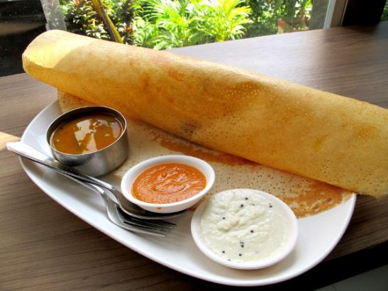 Eteläintialainen masala dosa nautittuna intialaisessa kasvisravintolassa Thaimaan Pattayalla. 