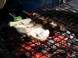 Sienivartaani grillissä, vasemmalla kuningasosterivinokkaita ja oikealla siitakkeita. 