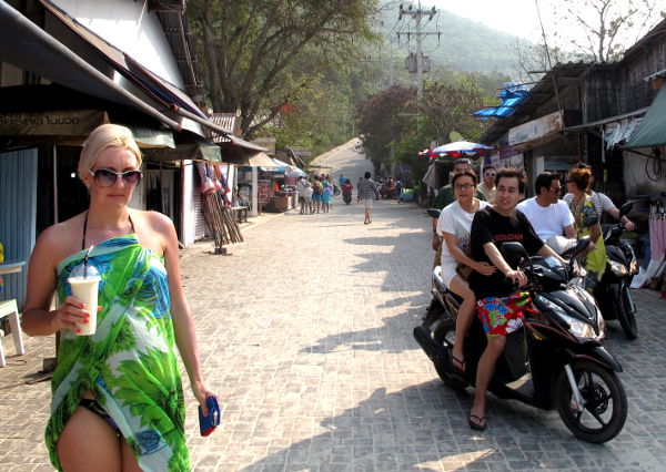 nainen sarongissa koh larnilla