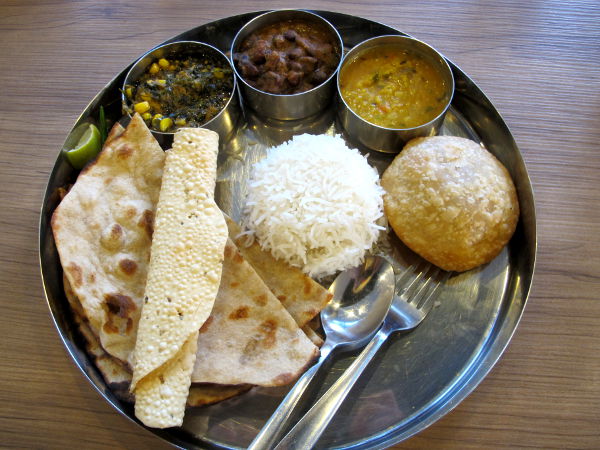 Sara´s pohjoisintialainen thali maksoi 280 bahtia. Eteläintialaista ei saanut vegaanisena. 