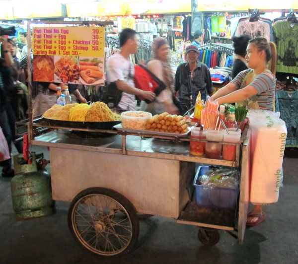 Pad thai -nuudelikärryt Khao San Roadilla. Ne pitää pyytää ilman kananmunaa. Muualla ei yleensä taida olla tällaisia pad thai -kärryjä, koska thaimaalaiset itse nauttivat nuudelinsa hieman toisenlaisina. Tämä onkin kai vain turistiversio. 