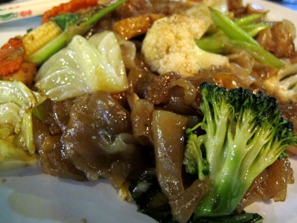 Paistettuja nuudeleita ja vihanneksia Koh Sametilla. Maksoi 80 bahtia. Nuudelit eivät yleensä Thaimaassa ole samanlaisia kuin Suomessa ostettavat pussinuudelit, vaan niitä on eri levyisiä ja usein ne ovat riisinuudeleita. Nämä leveämmän sorttiset menevät paistettaessa helposti yhdeksi tahmaksi. Mutta oikein hyvää oli tämäkin!