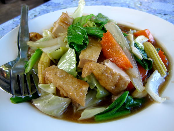 Paistettuja vihanneksia ja tofua Koh Sametilla. Maksoi 80 bahtia. 