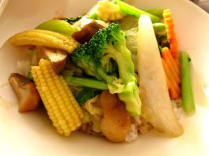 Paistetut vihannekset riisipedillä 89 bahtia Pattayan Jomtienillä. 