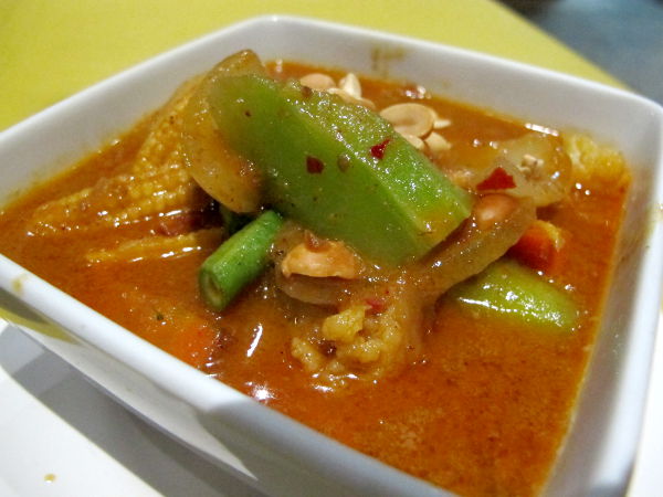 Massaman- tai penangcurry Koh Taolla Ban´silla maksoi 90 bahtia riiseineen ja oli ihan messevää, mutta aika öljyistä. 