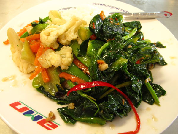 Paria erilaista kasvisruoalta ainakin päällisin puolin näyttävää ruokaa valikoituna Bangkokin Or Tor Korin torin ruokakojuista. Maksoi 40 bahtia eli euron. Paikassa oli lukuisia ruokavateja, joista osoittelin haluavani näitä kahta kasvisruoalta näyttävää paistosta. 