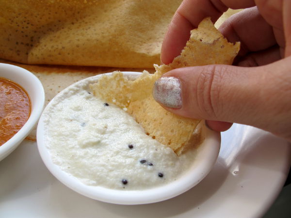 Eteläintialaisten ruokien kanssa tulevien soossien suosikkini on kookoschutney. 