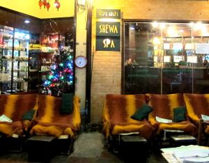 Joskus ulkosalla on tällaisia jalkahierontatuoleja, joissa voi yhtä aikaa nautiskella ja katsella ohikulkijoita. 