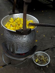 Silkkitoukkien koteloiden näytösluonteista perinteistä keittämistä ja langan kehräämistä koteloista. 
