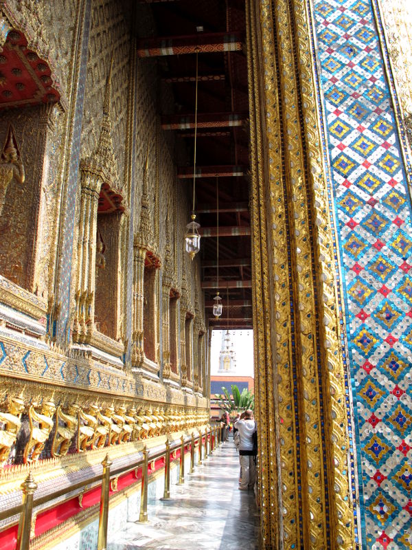 Smaragdibuddhan temppeliä ympäröivä käytävä kaakelikuoseineen. 