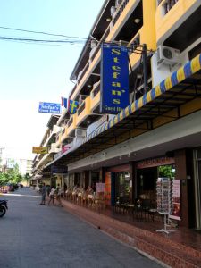 Jomtienin rantakadun Soi 4:ltä en löytänyt kuin suomalaisen kirjakaupan ja ruotsalaisia majapaikkoja. 