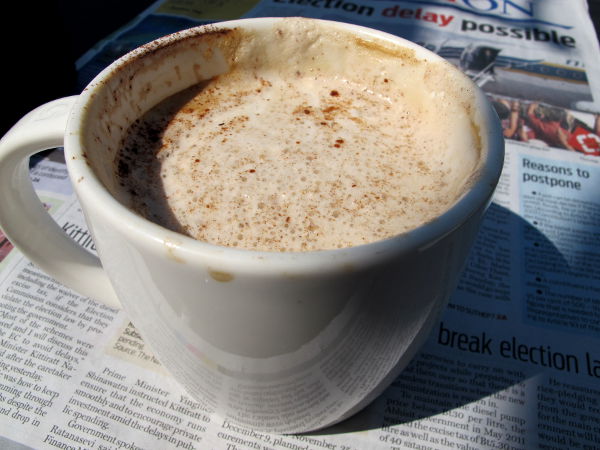 Soijalatte Starbucksissa Pattayalla. Normikoko maksaa 115 bahtia. 