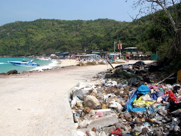 Roskaröykkiö yllätti Tong Langin rannan kupeessa. 
