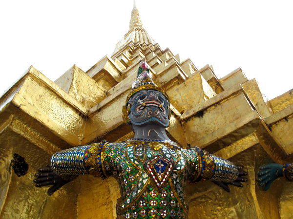 Patsas chedin juurella Suuren palatsin alueella. 