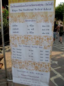 Wat Phon temppelillä hierontojen hinnat  ovat tavallista kalliimpia. 