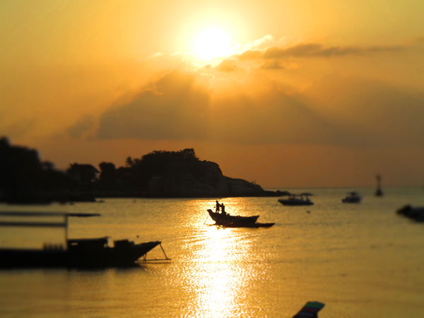 Koh Taolla järkevintä tekemistä iltaisin on kävellä Mae Haadin ja Saireen rannalla katsomassa auringonlaskua. 