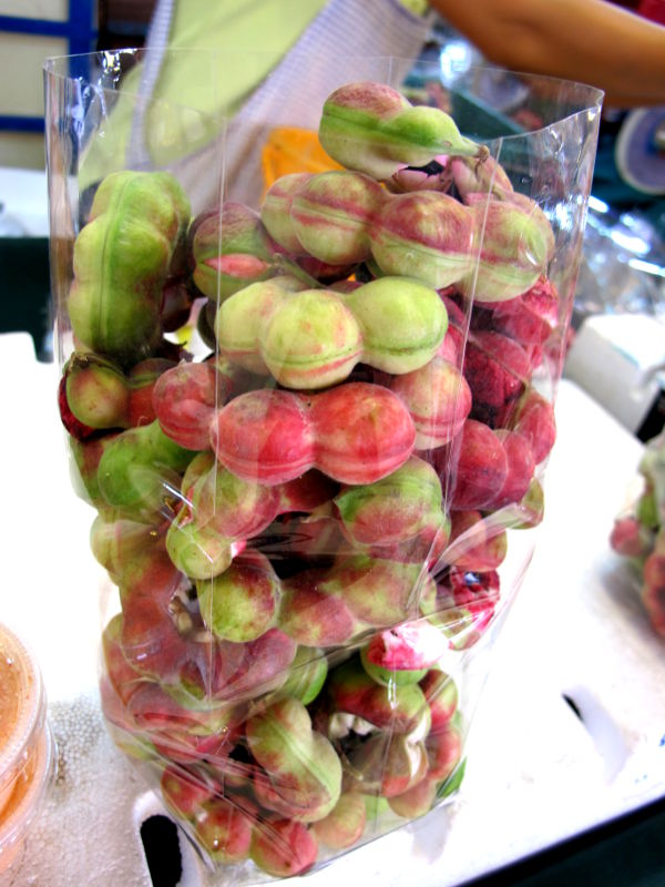 Camachile on tamarindin muotoinen mutta hempeän värinen aika mauton ja kuiva hedelmä. 