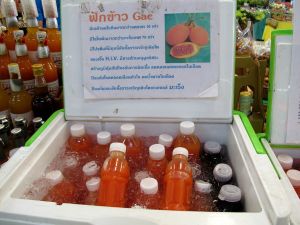 Gac-hedelmän mehua myynnissä Or Tor Korin markkinoilla Bangkokissa. Pieni pullollinen taisi maksaa 40 tai 50 bahtia.