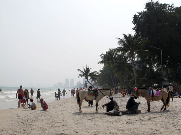 Hua Hinin rannalla oli talutettua ratsastusta tarjolla. 