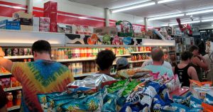 Jonoa 7/11-kaupassa uuden vuoden aikaan. 