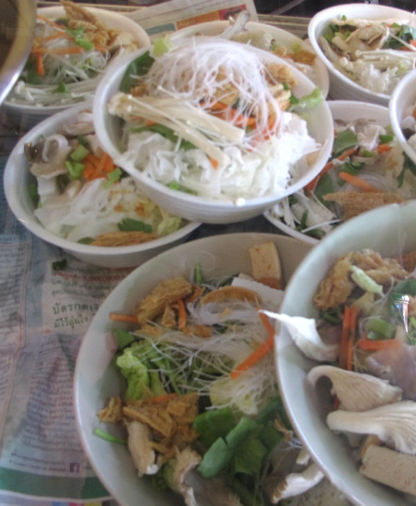 Nuudelikeittoainekset valmiiksi kulhoissaan. Ne kiehautetaan hyvin nopeasti keittoliemessä asiakasta varten. 