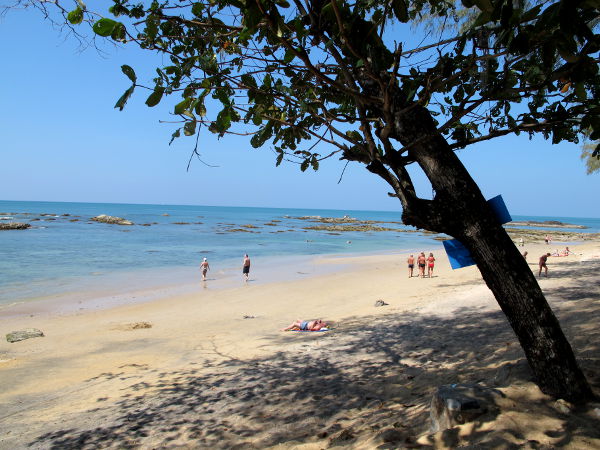 Khao Lakin leveää rantaa todennäköisesti laskuveden aikaan, koska merestä pilkistää rosoisia kiviä. 