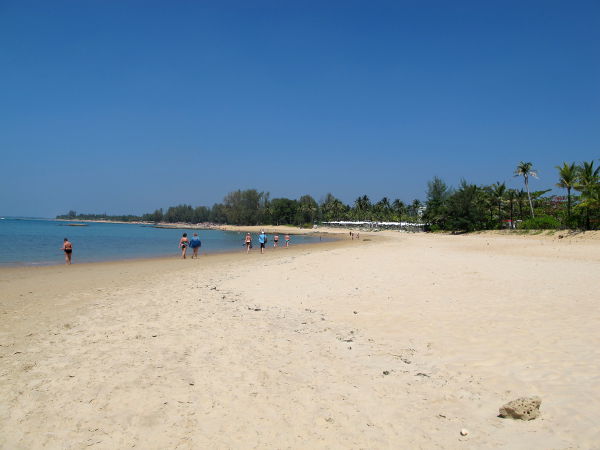 Khao Lakin rantaa aika eteläpäässä kylän vilkkaimman keskustan kohdilla. 