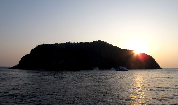 Ensimmäisen aamun auringonnousu Koh Bonilla. 