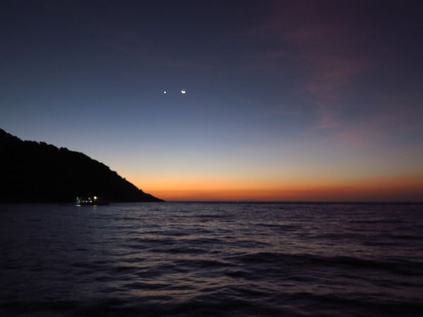 Auringonlasku Koh Tachailla. 