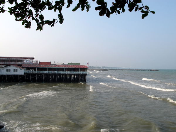 Merta kiinalaisen temppelin kohdalla. Tässä kohdassa oli joitain ravintoloita laitureilla ja ehkä joitain majapaikkojakin. 