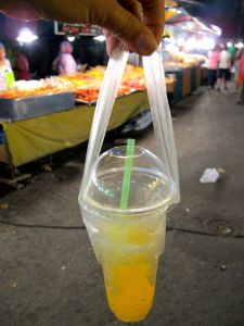 Jopa takeway-muovimukeille on omanlaisensa kantopussi, jotta sitä voi roikotella. 