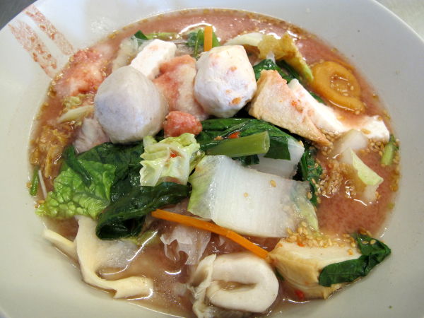 Nuudelikeitto Surat Thanin kasvisravintolassa.