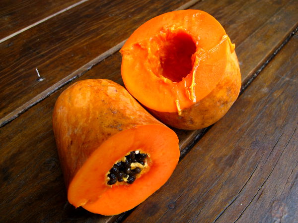 Papaija on Thaimaan perushedelmiä, joka toisinaan on mukana ravintoloidenkin hedelmäannoksissa. Kätevintä se on syödä kun sen ensin halkaisee, poistaa lusikalla siemenet ja lusikoi hedelmälihan suuhunsa. 