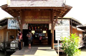 Kävelin Pattaya floating marketin ohi, joka oli opaskirjan mukaan ilmainen. Mutta nyt se oli muuttunut turisteille 200 bahtin hintaiseksi.  Alue on keinotekoinen ja sisältää kauppoja ja ruokakojuja. Hassua että pitäisi maksaa voidakseen asioida puodeissa ja ruokatiskeillä. 