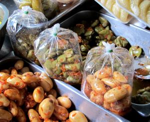 Pussukoita katukojussa. En tiedä mitä niissä on. Näyttävät salak-hedelmän sisustoilta, mutta ne on pyöritelty pikkuruisia katkarapuja sisältävässä soossissa. 