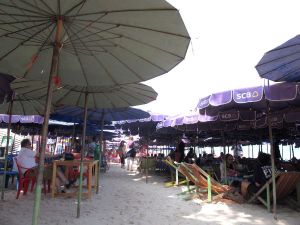 Aurinkovarjoja ja rantatuoleja järkyttävän tiheään. 