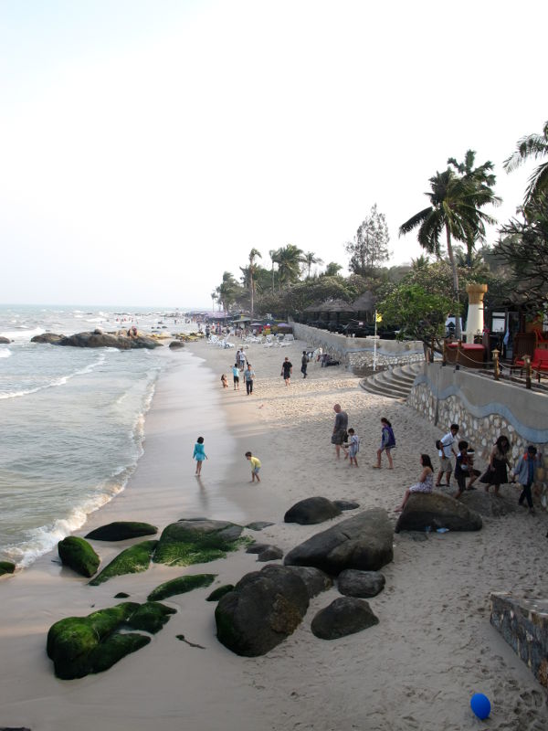 Rantaa kiinalaisen temppelin pohjoispuolella. 